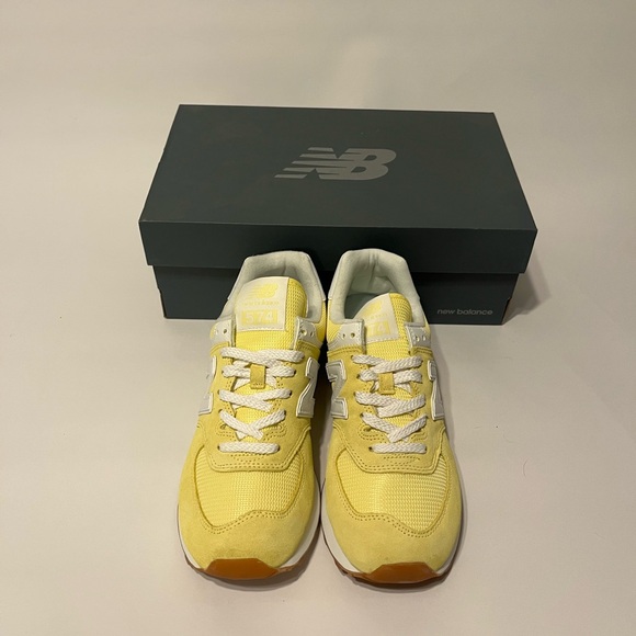 New Balance Women's 574 V2 Pastel Sneaker, Lemon Haze/Whit, 7.5. New in box - Picture 2 of 8